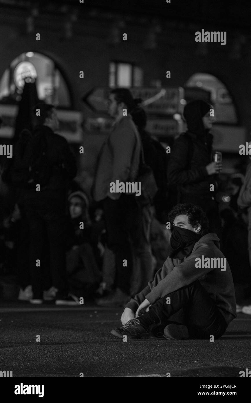 Tolosa, Francia. 20th Mar, 2023. I manifestanti scendono in piazza pochi giorni dopo che il governo ha spinto una riforma delle pensioni attraverso il parlamento senza voto, utilizzando l'articolo 49, 3 della costituzione a Tolosa, nel sud della Francia, il 20 marzo 2023. Il governo del primo ministro francese il 20 marzo 2023 è sopravvissuto per poco alla prima - e più rischiosa - di due mozioni di sfiducia sulla sua decisione di aggirare il parlamento e di imporre una controversa riforma pensionistica. Foto di Arnaud Bertrand/ABACAPRESS.COM Credit: Abaca Press/Alamy Live News Foto Stock