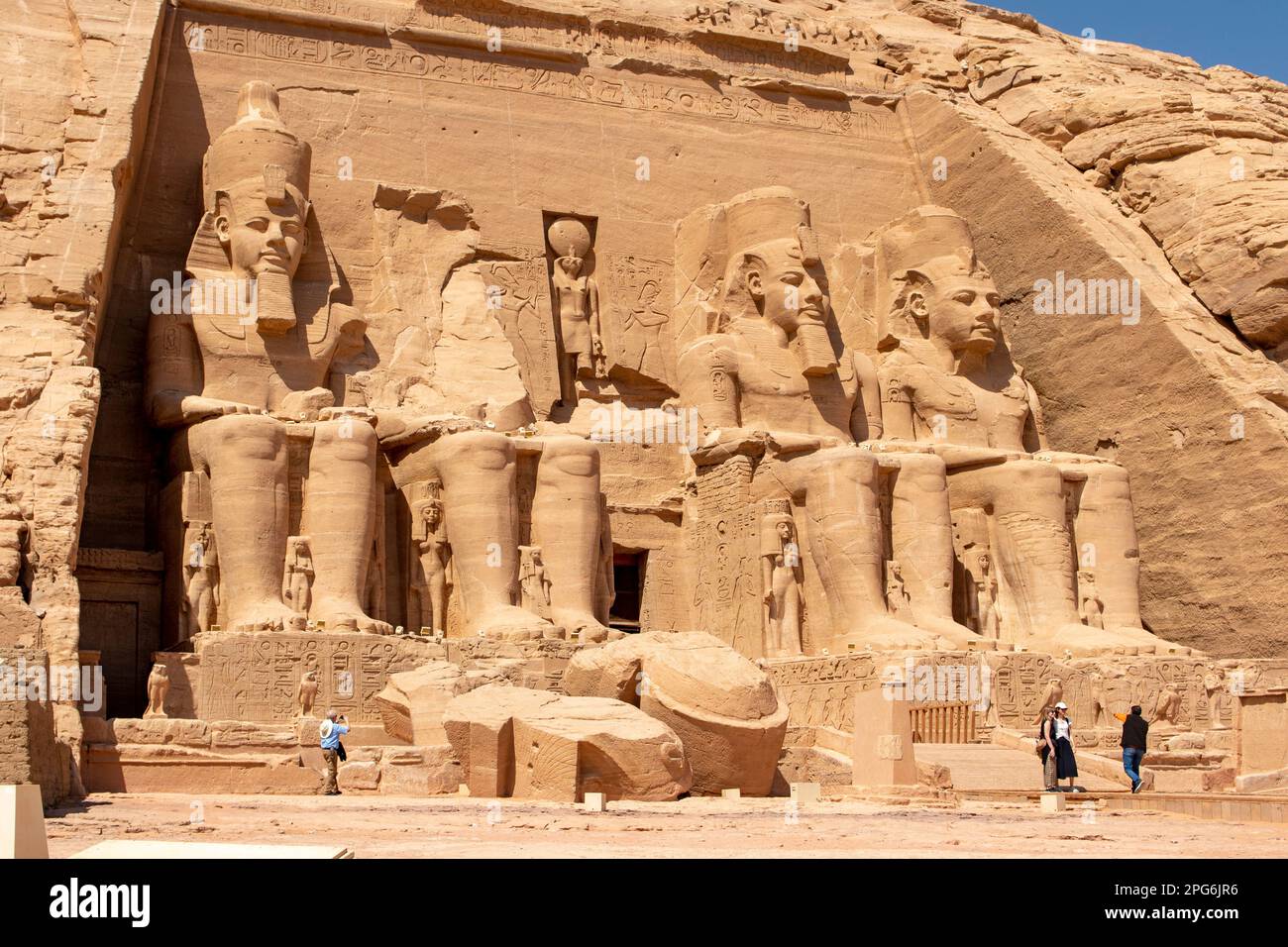 Quattro statue di Ramesse II al Tempio principale di Abu Simbel, Egitto Foto Stock