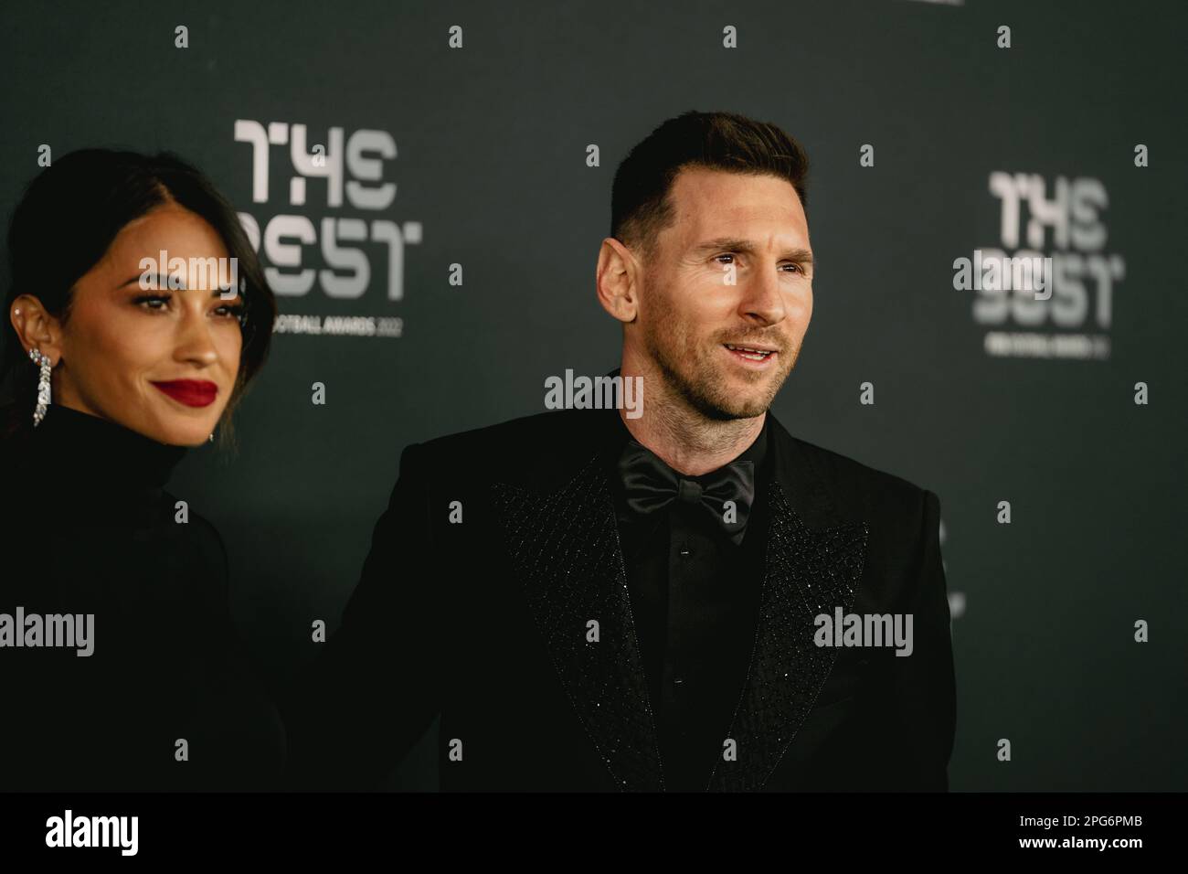 Un ritratto di Lionel messi e sua moglie Antonela Roccuzzo ai migliori premi calcistici FIFA di Parigi Foto Stock