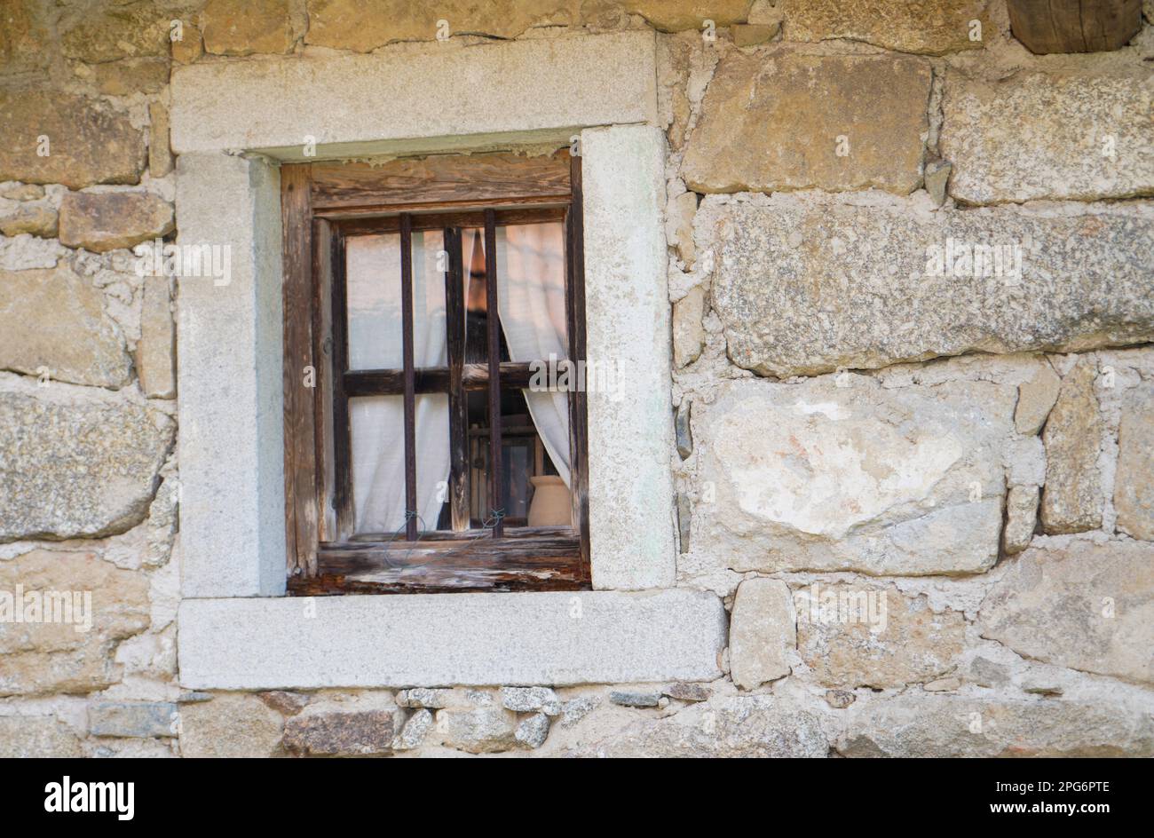 Finestra in legno invecchiata con vetri e parzialmente intemperie in case rustiche Foto Stock
