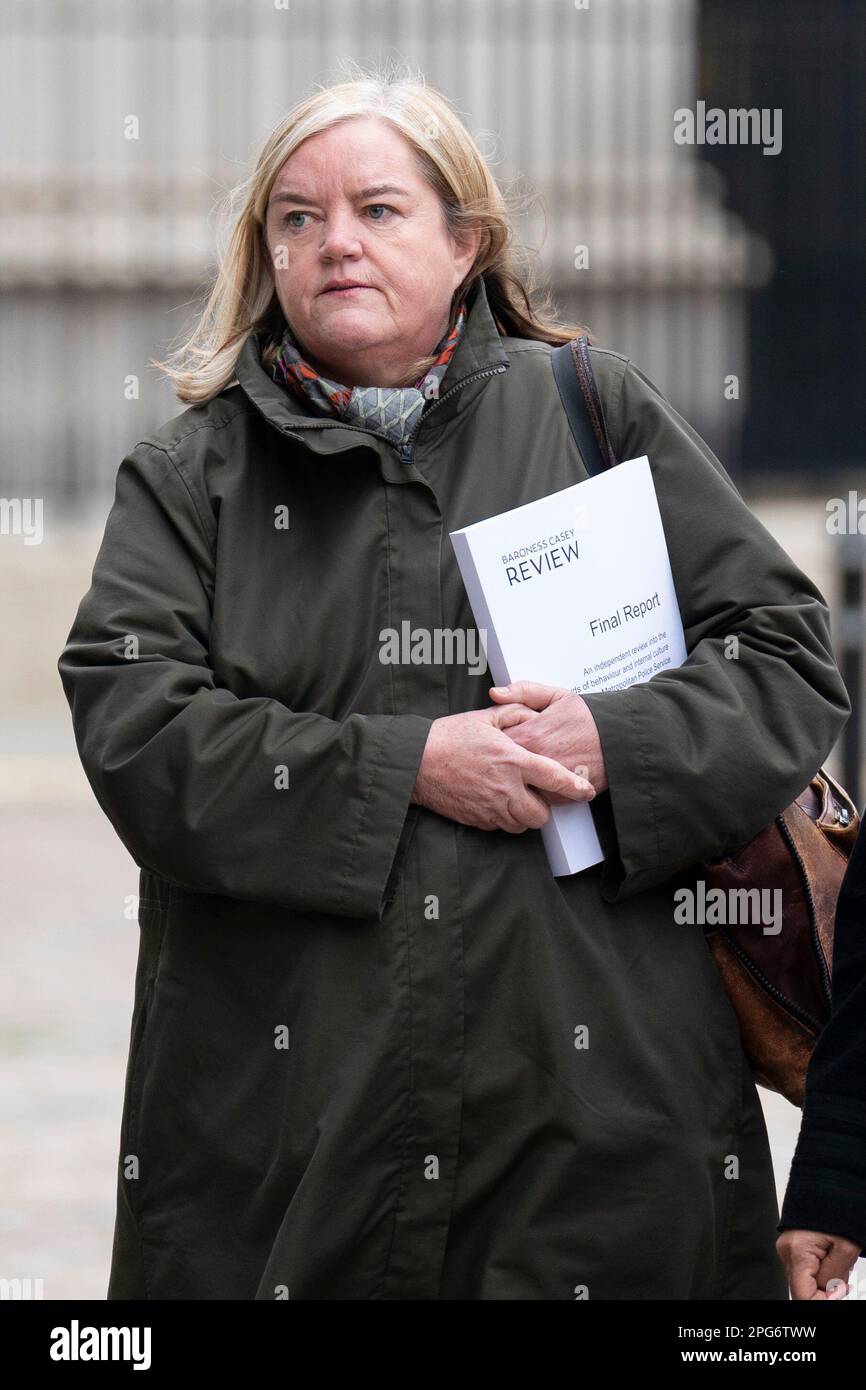 La baronessa Louise Casey arriva al Queen Elizabeth II Conference Centre, Westminster, Londra, per il briefing stampa della sua recensione sugli standard di comportamento e la cultura interna del Metropolitan Police Service, commissionato in seguito all'assassinio di Sarah Everard da un ufficiale di servizio. La relazione con le raccomandazioni sulle azioni necessarie sarà pubblicata martedì. Data immagine: Lunedì 20 marzo 2023. Foto Stock