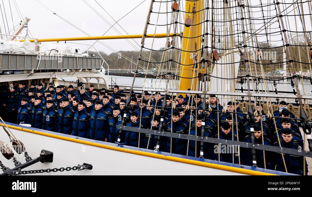 Kiel, Germania. 20th Mar, 2023. Membri dell'equipaggio in piedi sul ponte. Dopo una lunga pausa invernale, la nave di addestramento velico 'Gorch Fock' salpa nel suo viaggio di addestramento all'estero del 175th. Sotto il comando del capitano Andreas-Peter Graf von Kielmansegg, il viaggio inizialmente si dirigerà a sud verso la Spagna e il Portogallo nell'anno anniversario delle marine tedesche. Il barque è previsto a Kiel il 7 luglio 2023. Credit: Frank Molter/dpa/Alamy Live News Foto Stock