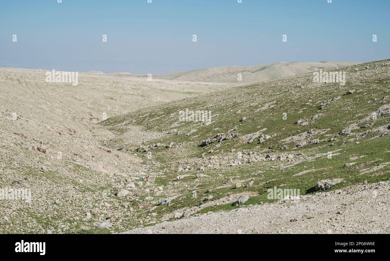 Primo piano illustrazione scientifica dell'effetto dell'ombra piovana a livello locale nel deserto della Giudea del Nord in Cisgiordania con un cielo azzurro Foto Stock