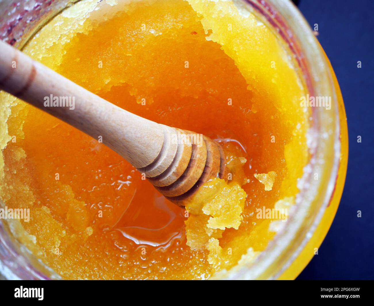 Miele cristallizzato in un vasetto di vetro Foto Stock