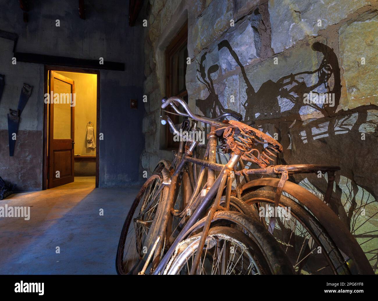 Le biciclette si appoggiano a un edificio in pietra arenaria presso lo Sportstec Conference Centre di Geluksburg. Foto Stock