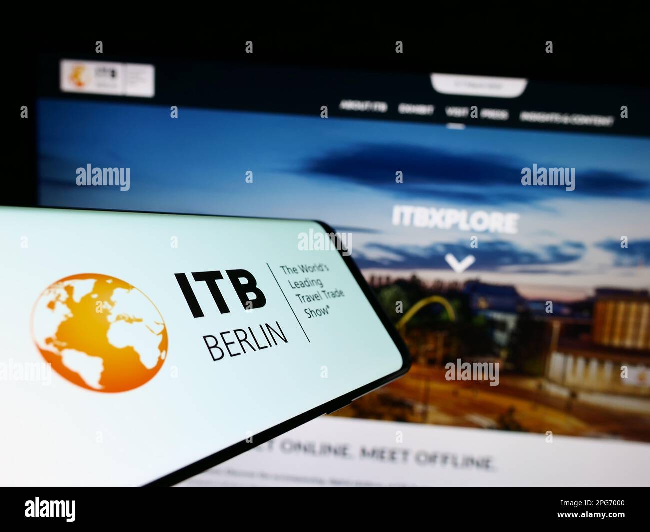 Smartphone con logo della fiera turistica tedesca ITB Berlin sullo schermo di fronte al sito web. Messa a fuoco al centro del display del telefono. Foto Stock