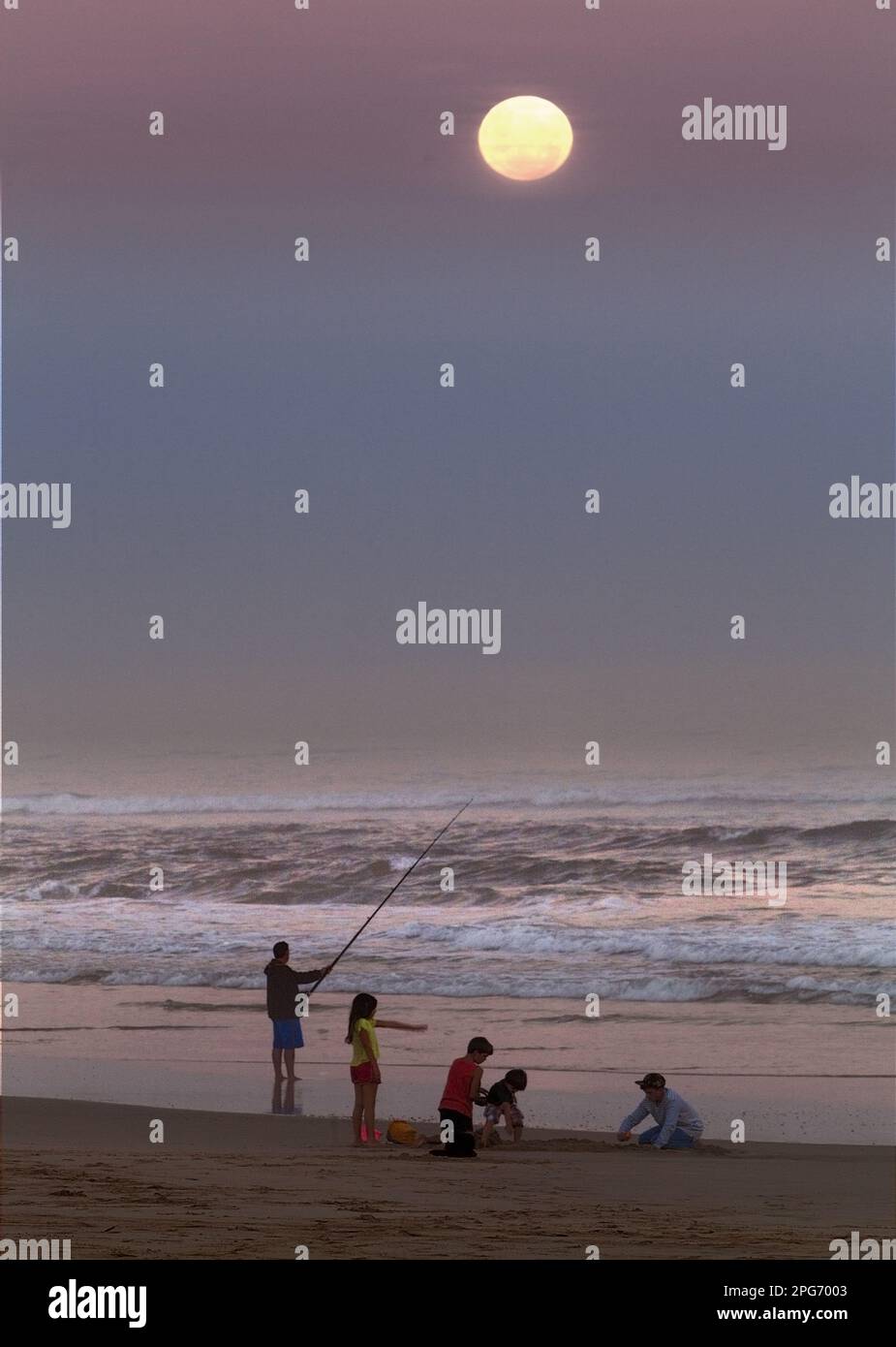 La spiaggia di Natures Valley, lungo la costa dell'Oceano Indiano del Sud Africa, subisce vari cambiamenti di umore mentre i fronti del tempo passano lungo il c Foto Stock