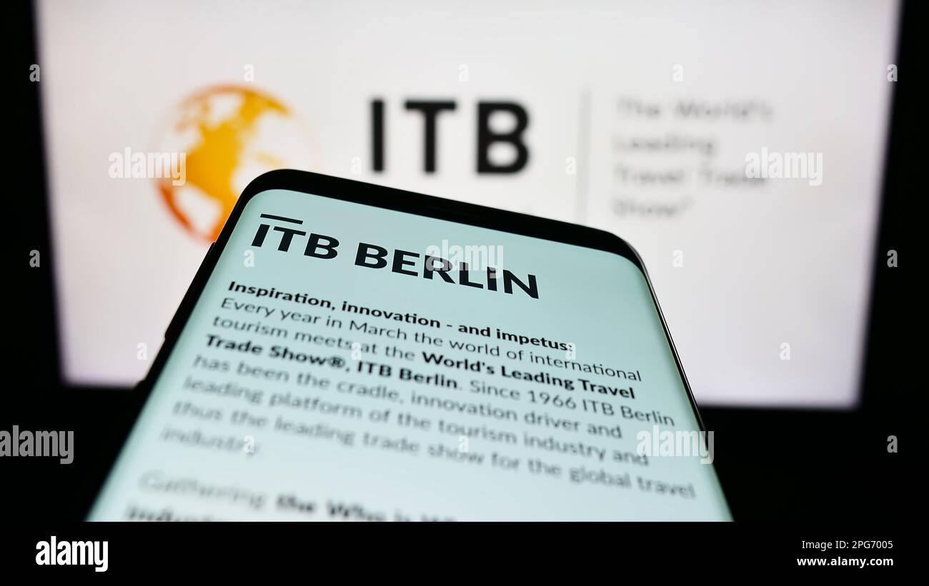 Telefono cellulare con sito web della fiera turistica tedesca ITB Berlino sullo schermo di fronte al logo. Messa a fuoco in alto a sinistra del display del telefono. Foto Stock