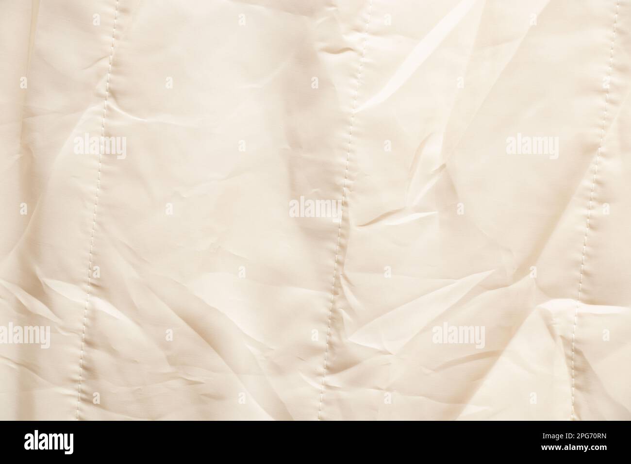 tessuto in poliestere grinzito beige chiaro come primo piano dello sfondo Foto Stock