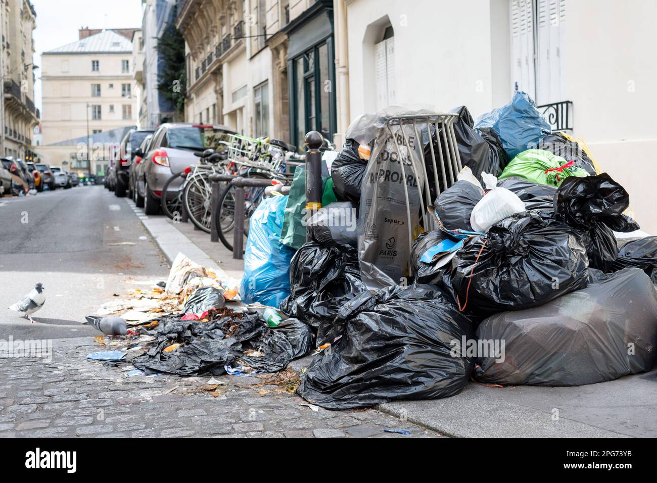 I sacchi di spazzatura si accumulano non raccolti sul marciapiede a Parigi durante uno sciopero - MARZO 20 2023 - Jacques Julien/Alamy Live News Foto Stock