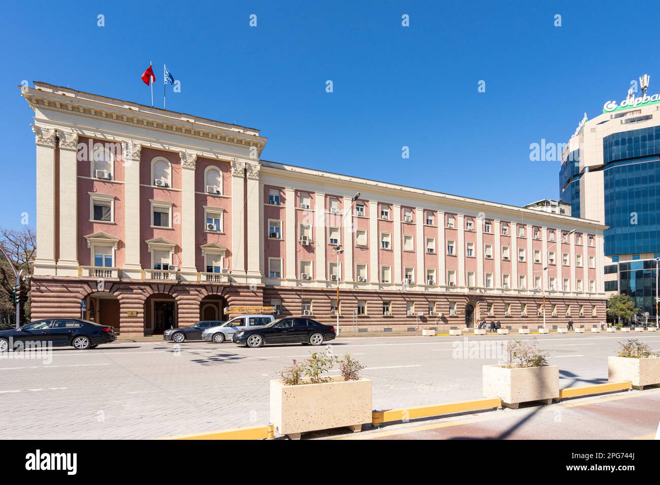 Tirana, Albania. Marzo 2023. Vista esterna dell'edificio della corte costituzionale in centro Foto Stock