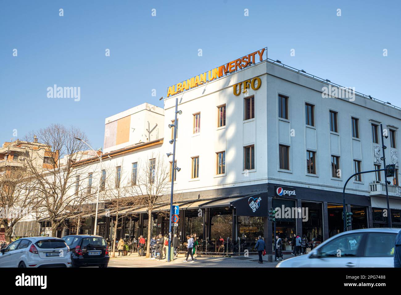 Tirana, Albania. Marzo 2023. Vista sull'edificio dell'Università albanese di Ufo nel centro della città Foto Stock