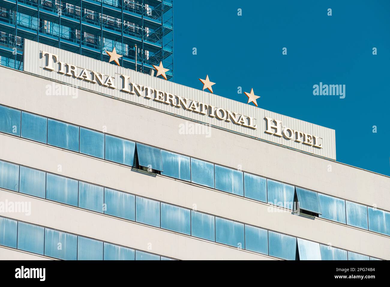 Tirana, Albania. Marzo 2023. Il segno Tirana International Hotel sopra un grattacielo nel centro della città Foto Stock