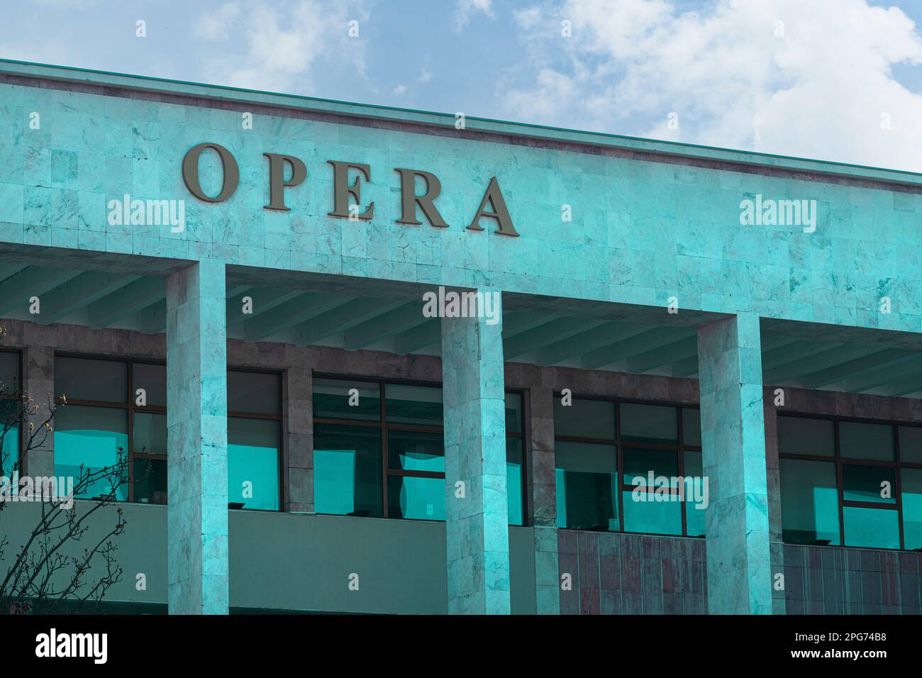 Tirana, Albania. Marzo 2023. Vista esterna del Teatro Nazionale dell'Opera e del Balletto a Tirana in piazza Skenderbej nel centro della città Foto Stock