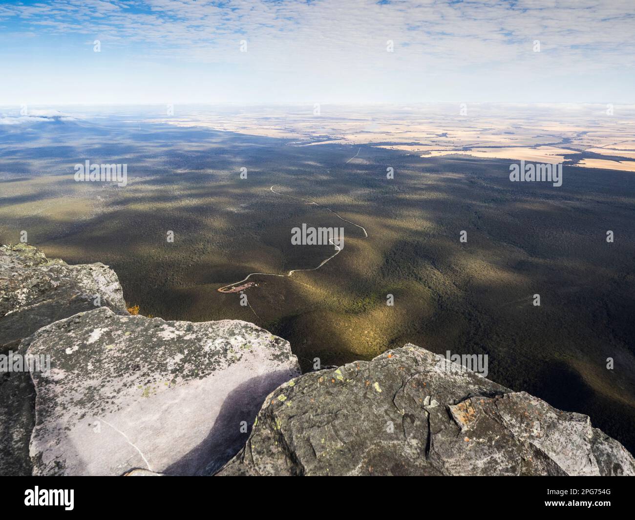 Terreni agricoli oltre il Parco Nazionale Stirling Ranges e la strada di accesso al parcheggio Bluff Knoll da vicino alla cima, Australia Occidentale Foto Stock