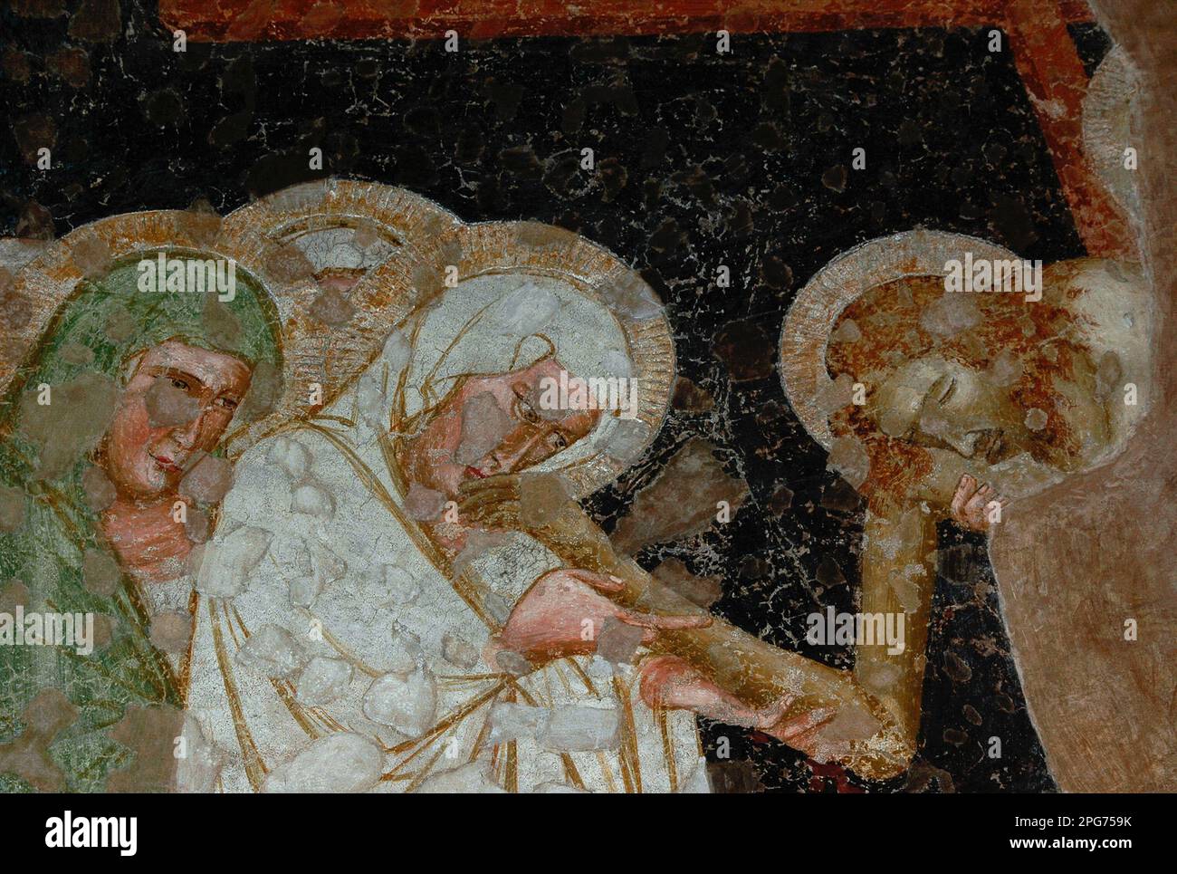 Santa Maria bacia la mano senza vita di suo figlio Gesù mentre il suo corpo viene abbassato dalla croce. Affresco tardo gotico della Scuola di Giotto, dipinto nel 1330, nel chiostro della Chiesa dei Francescani, una chiesa convento francescano a Bolzano, alto Adige, Trentino-alto Adige, Italia Foto Stock