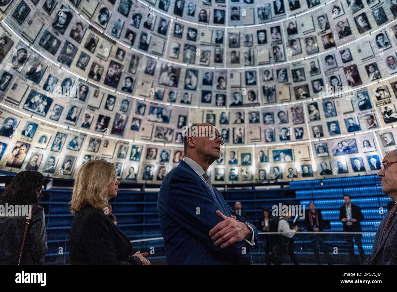 Gerusalemme, Israele. 21st Mar, 2023. Presidente dell'Unione Cristiano Democratica (CDU) Friedrich Merz (C) si trova nella Sala dei nomi durante la sua visita al museo Yad Vashem Holocaust Memorial. Credit: Ilia Yefimovich/dpa/Alamy Live News Foto Stock