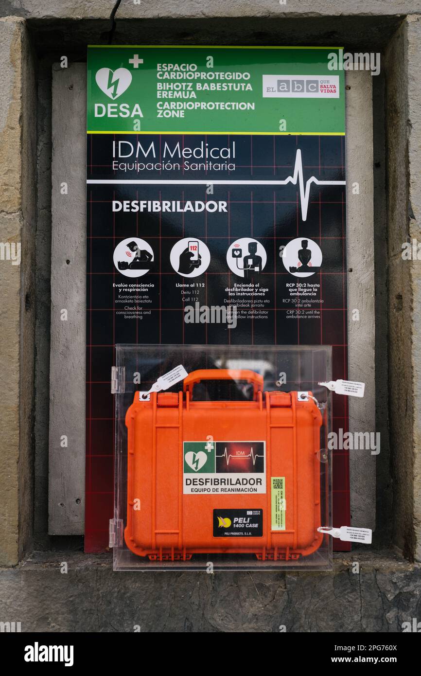 OCHAGAVIA, NAVARRA, SPAGNA- 11 20 2022 . emergenze sanitarie. Attacco di cuore. Defibrillatore automatico sulla strada cittadina. Foto Stock