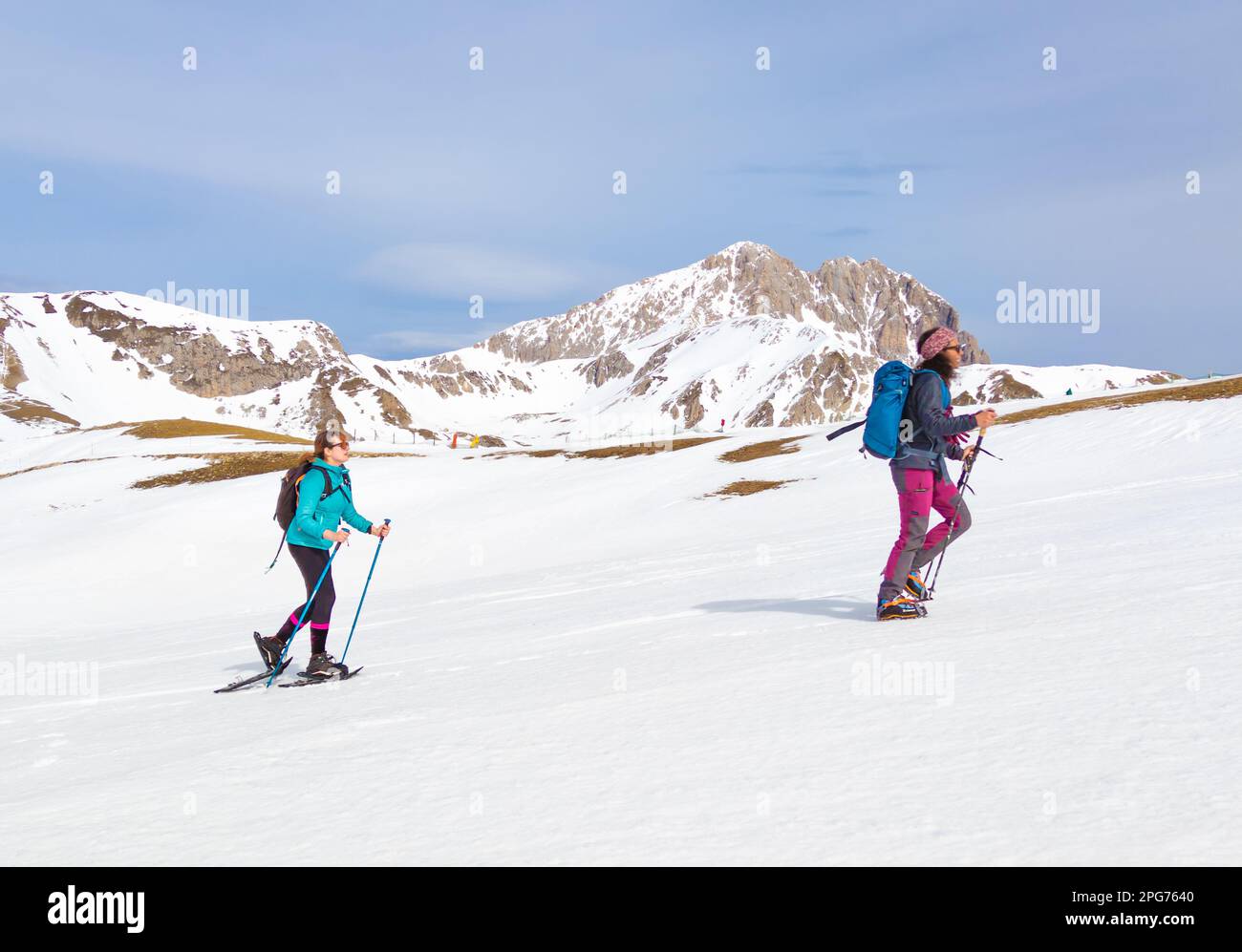 Gran Sasso (Italia) - il trekking sulla neve in Abruzzo, da campo Imperatore al Monte Scindarella, oltre 2200 metri, con la vetta del Corno Grande Foto Stock