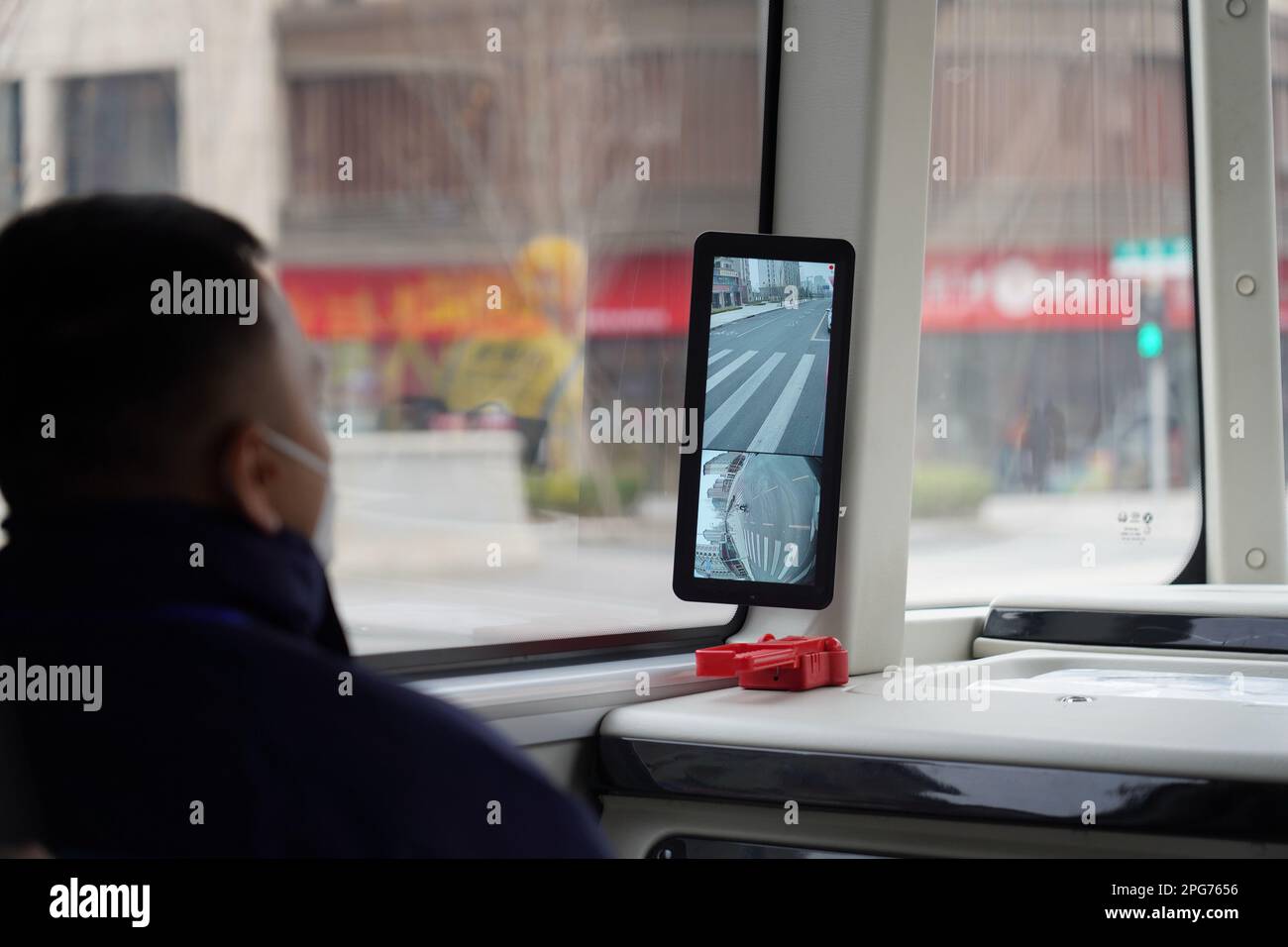 Xiong'an, provincia cinese di Hebei. 20th Mar, 2023. Uno schermo che visualizza le immagini catturate dalle telecamere di bordo è raffigurato all'interno di un bus intelligente collegato in un'operazione di prova su una strada nell'area di Rongdong della nuova area di Xiong'an, nella provincia di Hebei della Cina settentrionale, il 20 marzo 2023. Questo autobus per passeggeri a guida autonoma è dotato di sensori ad alta precisione, tra cui radar laser, radar ad onde millimetriche e telecamere HD, ed è in grado di prendere decisioni operative in un decimo di secondi. Può anche affrontare condizioni meteorologiche avverse e complicare le situazioni di traffico. Credit: Du Yifang/Xinhua/Alamy Live News Foto Stock