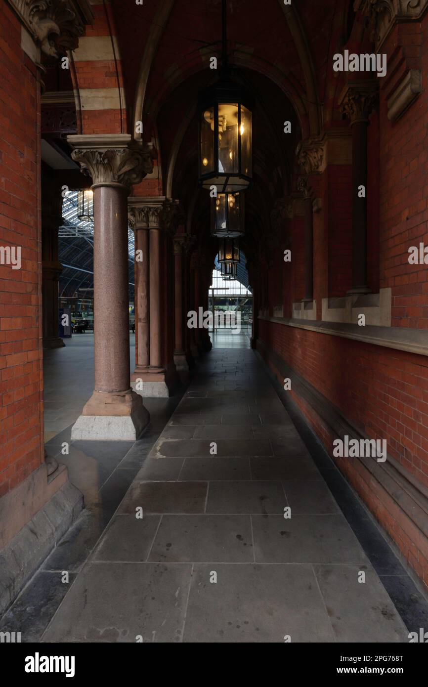 Londra - 05 07 2022: Corridoio d'ingresso alla stazione internazionale di St Pancras su Euston Rd Foto Stock