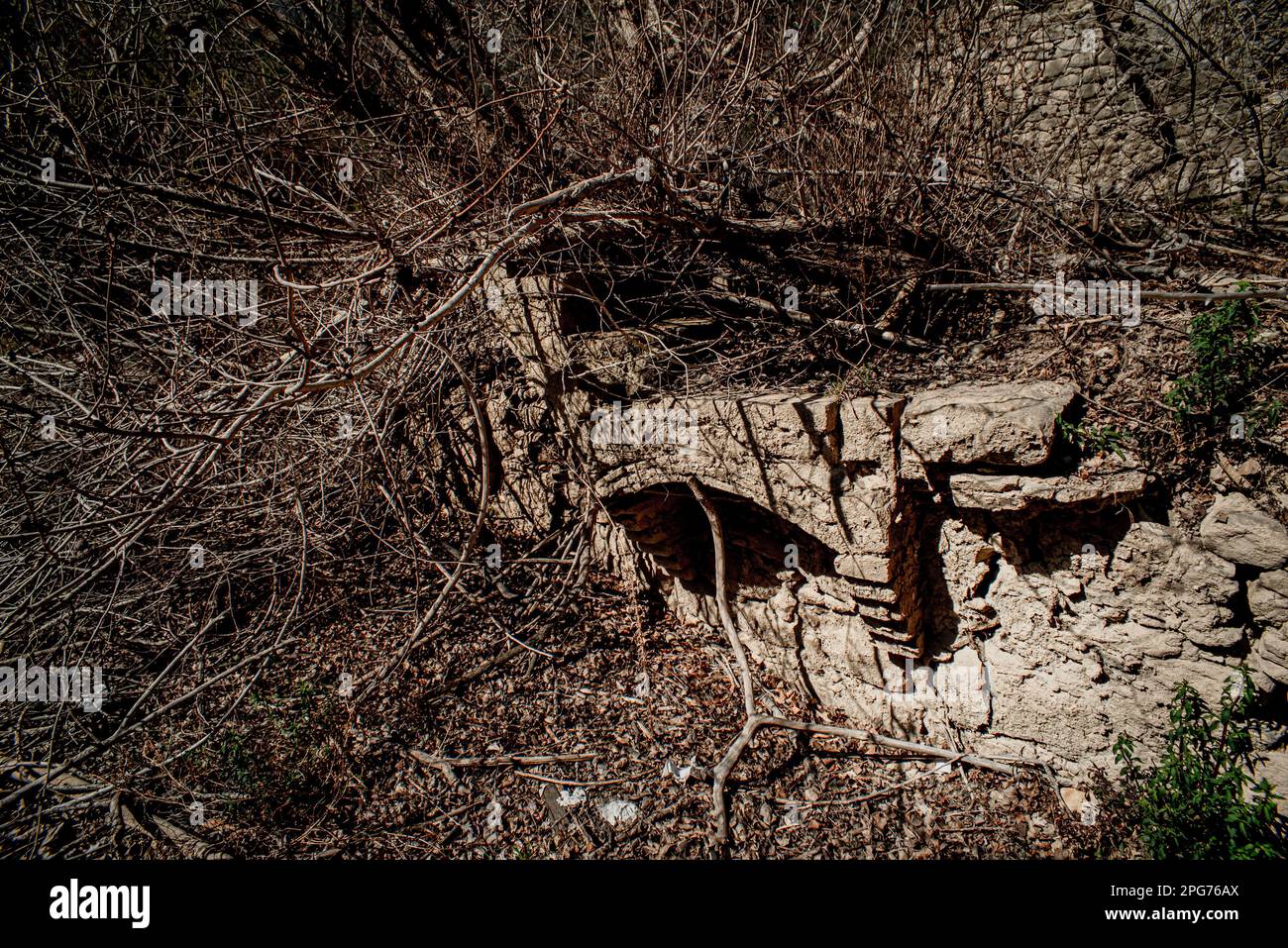 20 marzo 2023, Cercs, Barcellona, Spagna: I resti del villaggio scomparso di Sant Salvador de la Vedella che sono solitamente coperti d'acqua sono visti sul letto secco del fiume Llobregat mentre si entra nel serbatoio di la Baells in Cercs, provincia di Barcellona, Spagna. Le restrizioni idriche sono state ulteriormente rafforzate in Catalogna a causa della siccità in corso, che è ormai da 29 mesi e che è legata al cambiamento climatico e al riscaldamento globale. Attualmente, i serbatoi catalani sono al 27 per cento della loro capacità. Credit: Jordi Boixareu/ Alamy Live News Foto Stock