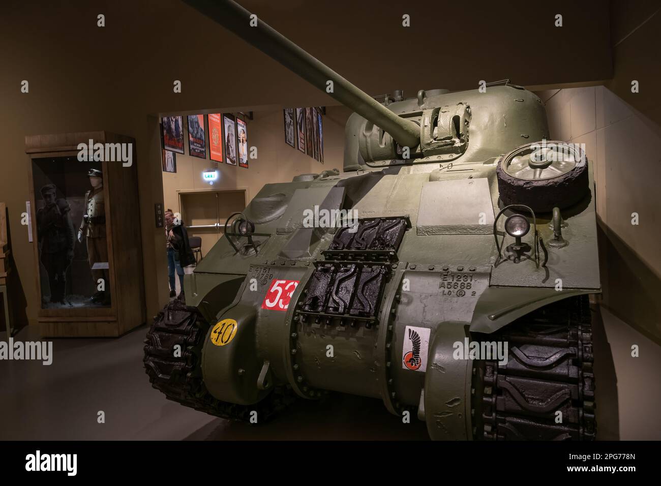 Fronte del serbatoio Sherman M4, versione Firefly del serbatoio medio prodotto in Gran Bretagna, mostra al Museo della seconda guerra mondiale a Danzica, Polonia. Foto Stock