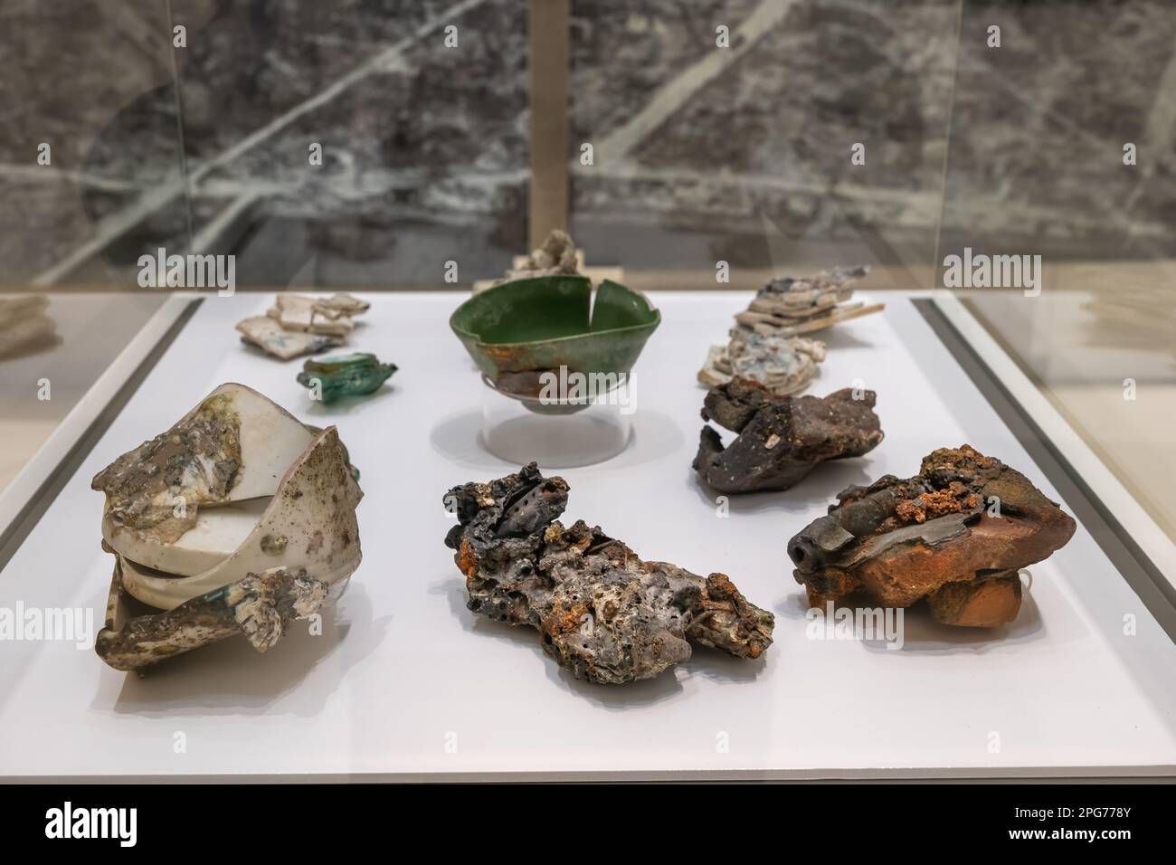 Gli shards della cina da Hiroshima si sono fusi da un'esplosione di bomba atomica nel Museo della seconda guerra mondiale a Danzica, Polonia. Gli oggetti esposti erano deformi Foto Stock