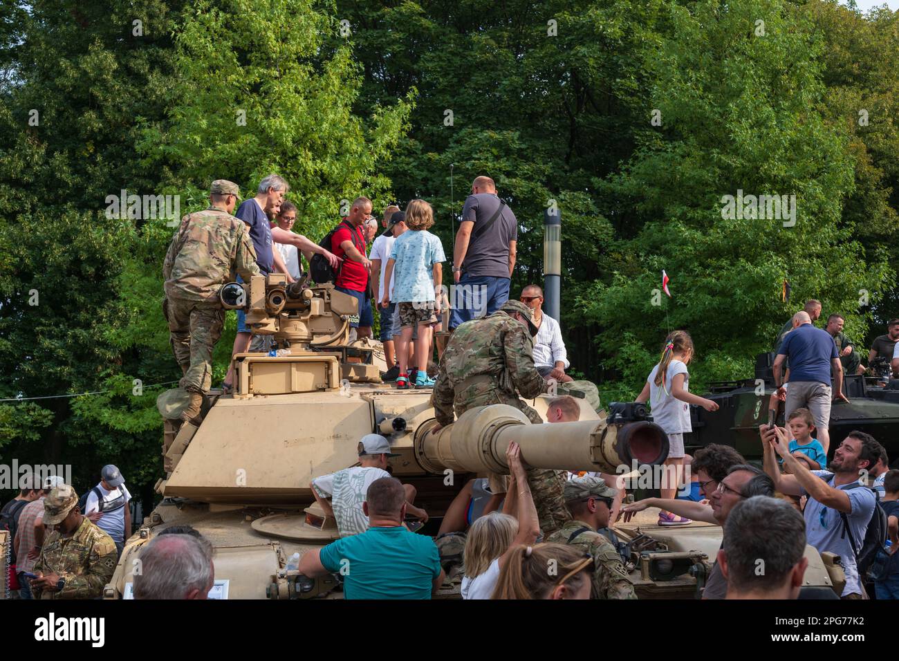 Varsavia, Polonia - 14 agosto 2022 - persone che controllano il M1 Abrams M1A2 SETTEMBRE V2 serbatoio principale di battaglia americano in Polish Army Day (Giornata delle forze armate) nazionale Foto Stock