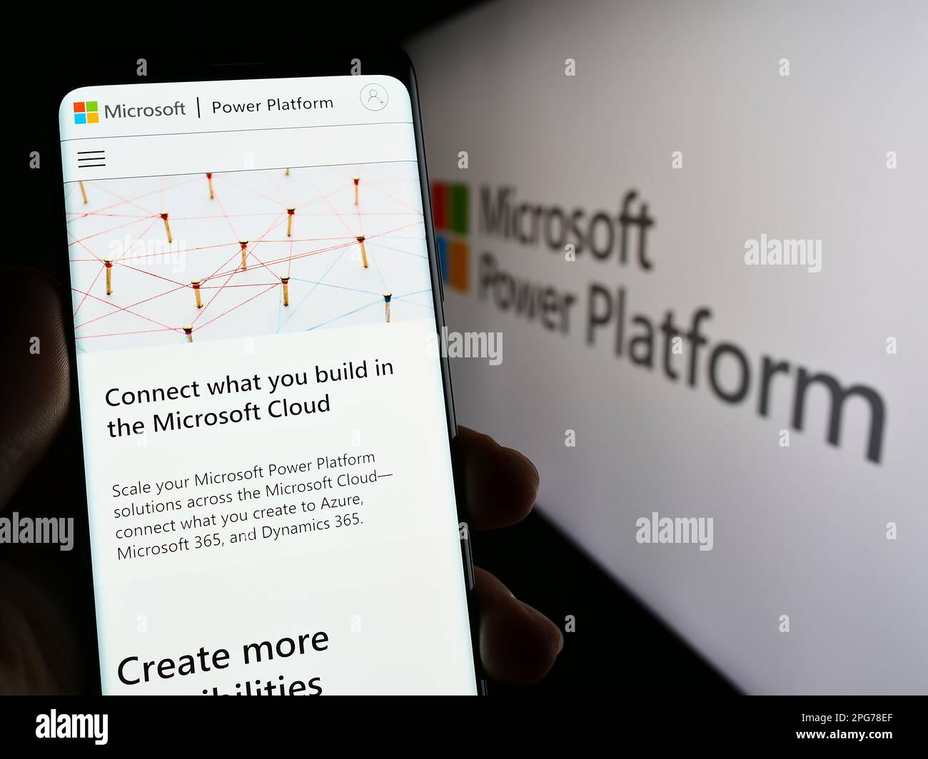 Persona che tiene in mano lo smartphone con la pagina Web dell'applicazione software Microsoft Power Platform sullo schermo con il logo. Messa a fuoco al centro del display del telefono. Foto Stock