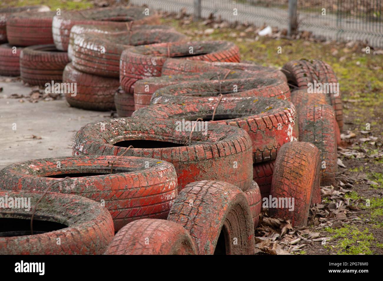 vecchi pneumatici in pista nel pomeriggio nel parco Foto Stock