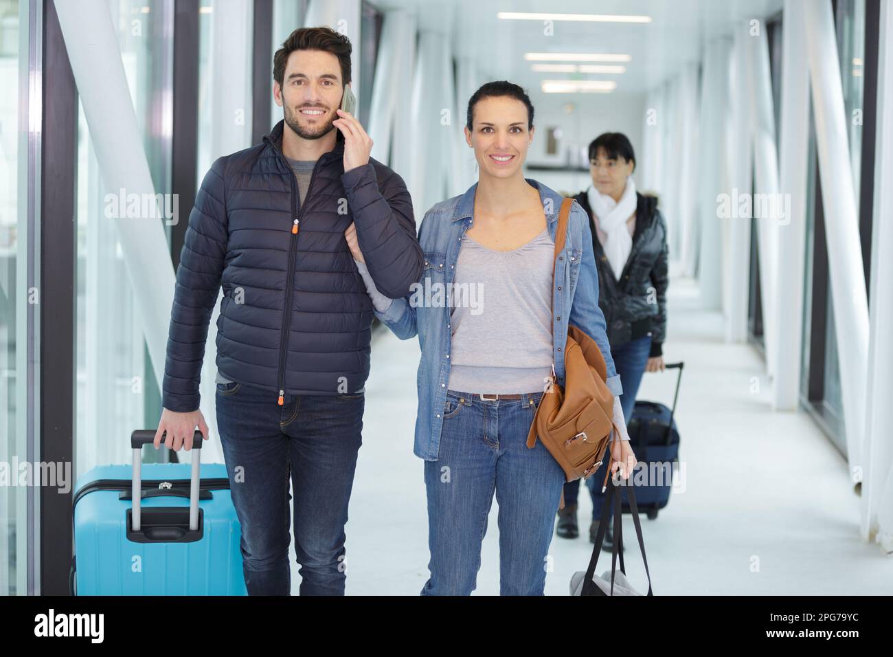 buona coppia a piedi sul corridoio dell'aeroporto Foto Stock