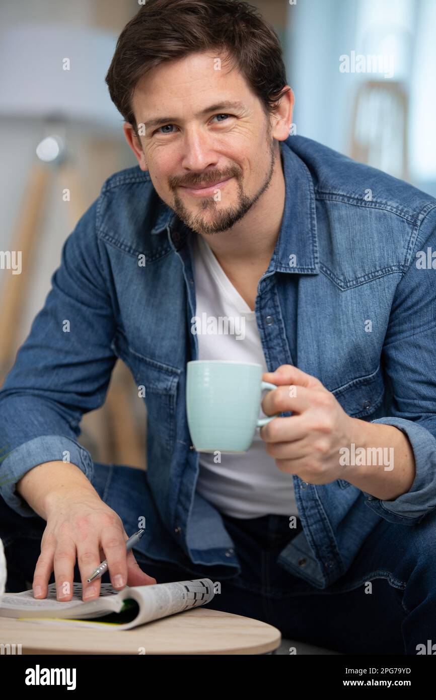 giovani che leggono un giornale in una caffetteria Foto Stock