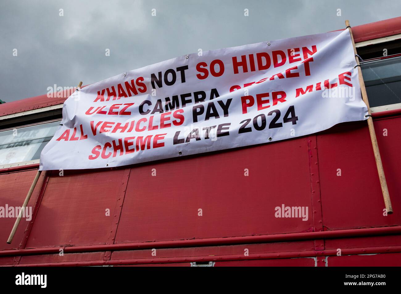 Londra, Regno Unito. 18th marzo, 2023. I manifestanti contro l'espansione della zona a bassissima emissione di Londra (ULEZ) hanno cartelli in Trafalgar Square. La ULEZ è stata inizialmente lanciata in una zona centrale di congestione nell'aprile 2019 e prorogata nell'ottobre 2021; sarà estesa a coprire l'intero capitale con effetto dal 29 agosto 2023. Credit: Notizie dal vivo di Mark Kerrison/Alamy Foto Stock