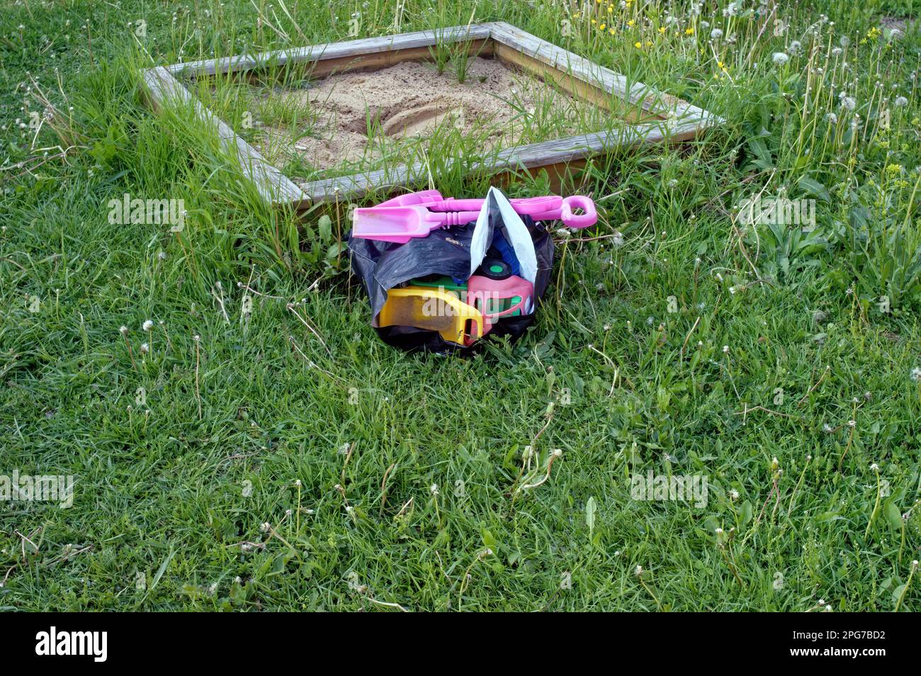 Piccolo sandbox nel cortile di una casa di villaggio, Russia Foto Stock