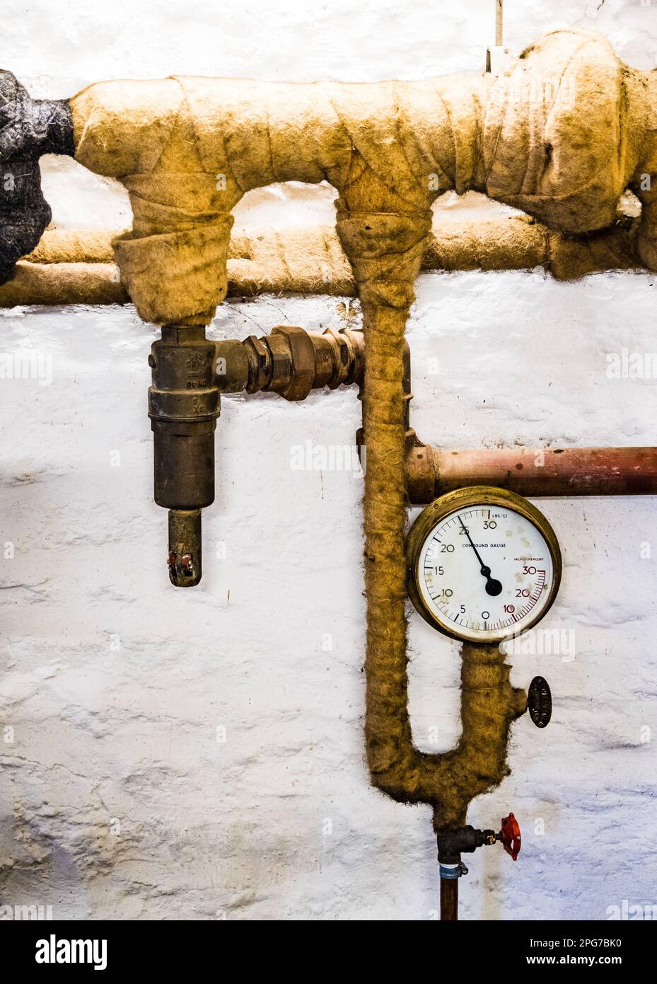 Una tubazione con un manometro fissato davanti ad essa Foto Stock