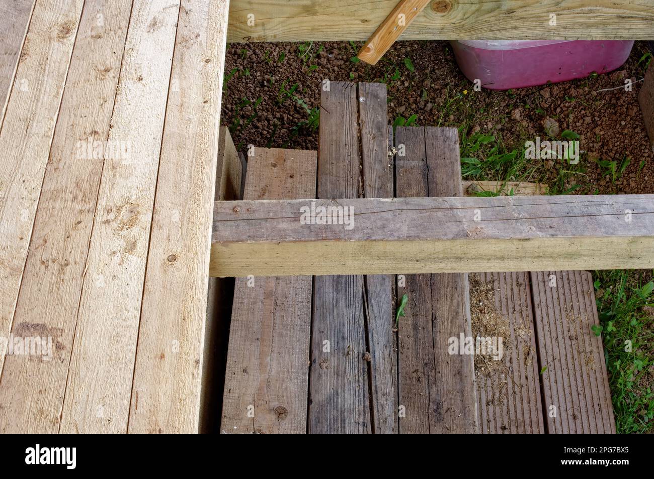 costruzione di estensioni in legno di una casa rurale, russia Foto Stock