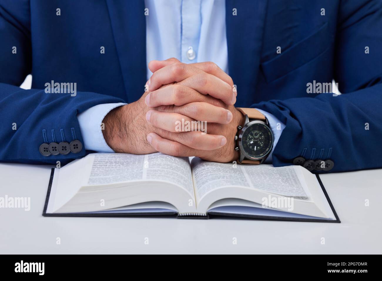 Primo piano, mani e uomini con la bibbia, pregando e guidando con più alto potere, speranza e spirituale. Zoom, maschio e cristiano con libro santo, scritture e. Foto Stock