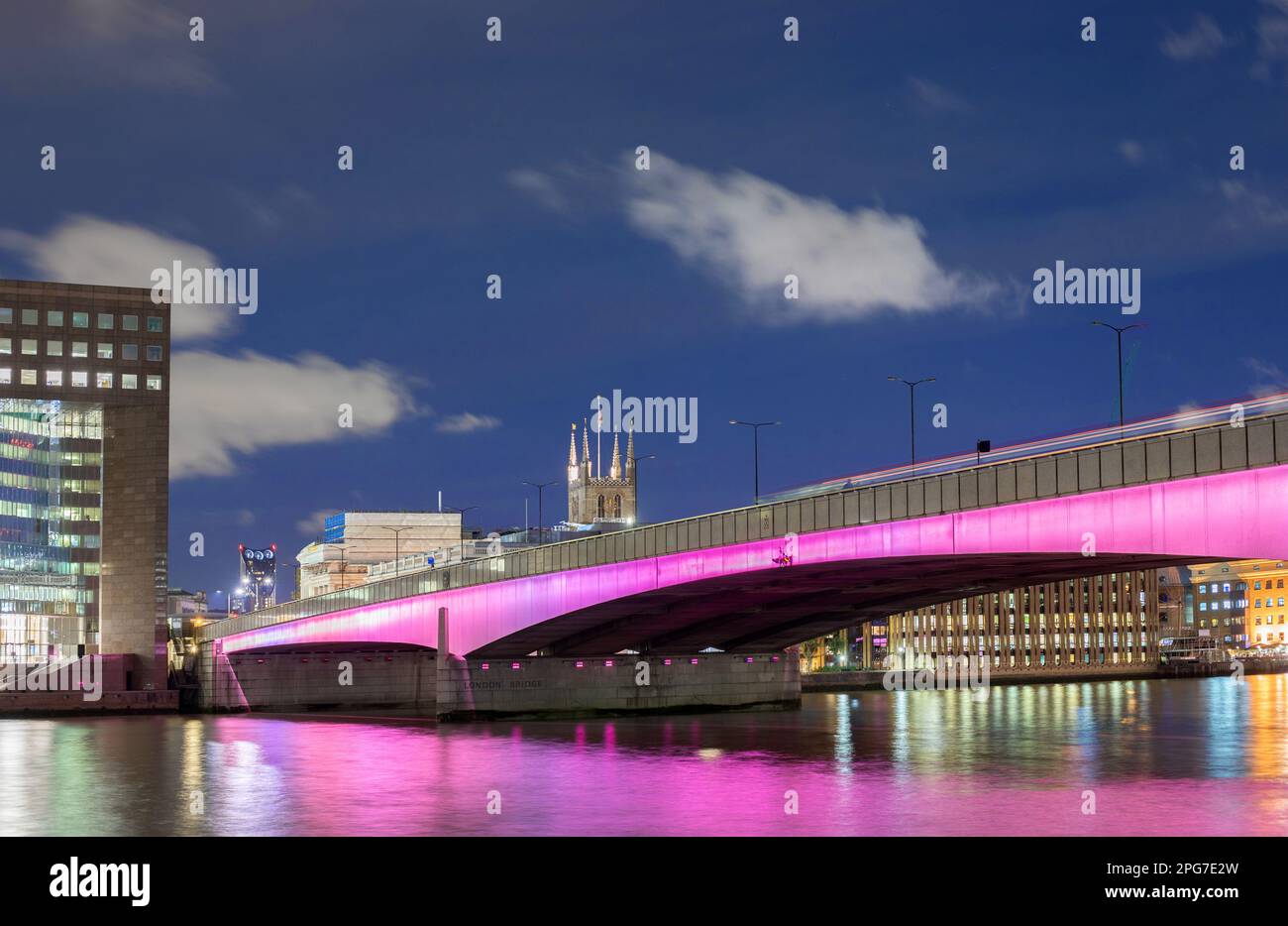 London Bridge illuminato in rosa come parte dell'installazione artistica illuminata River sul Tamigi dall'artista Leo Villareal. Foto Stock