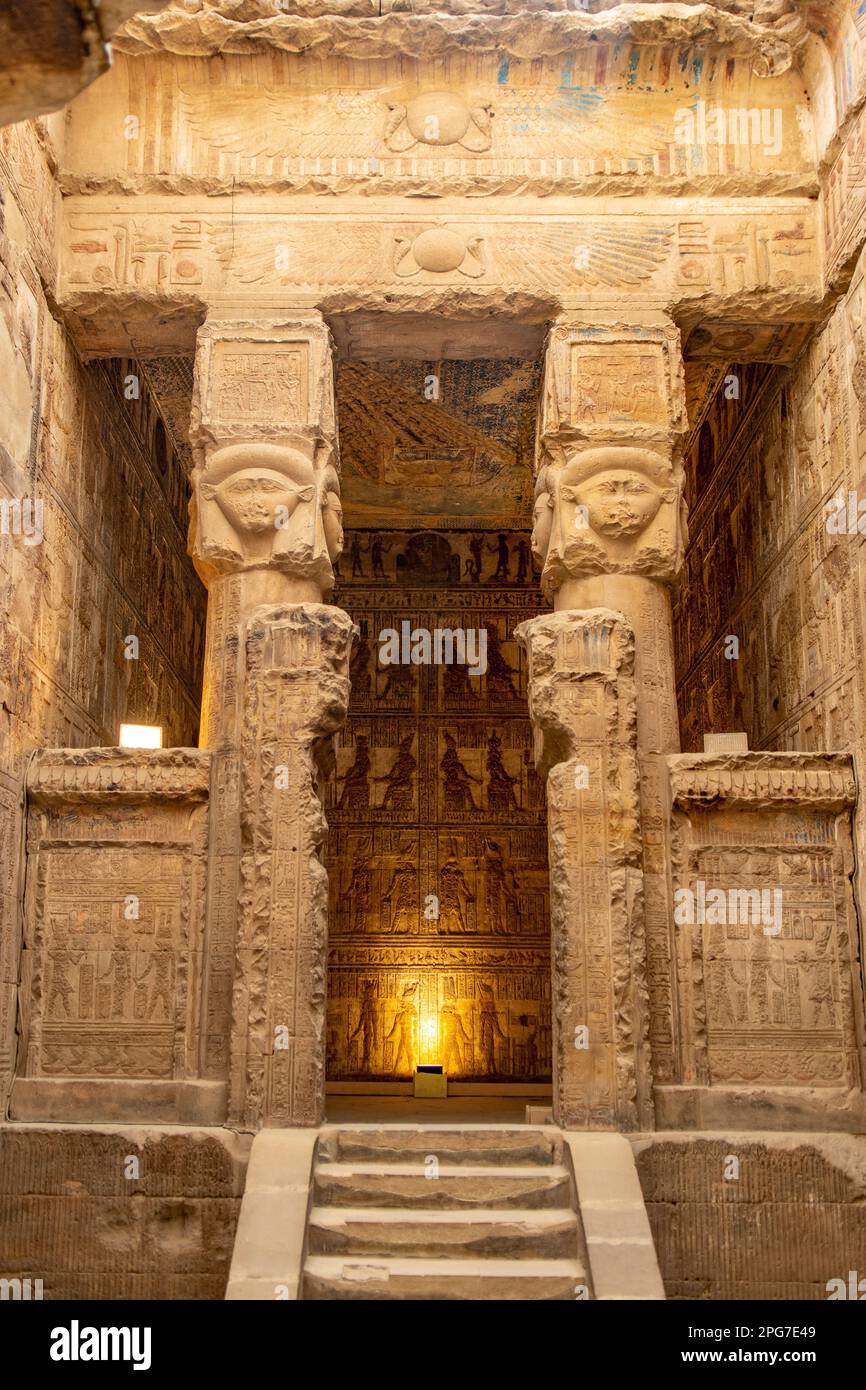 All'interno del Tempio di Hathor, Dendera, Egitto Foto Stock