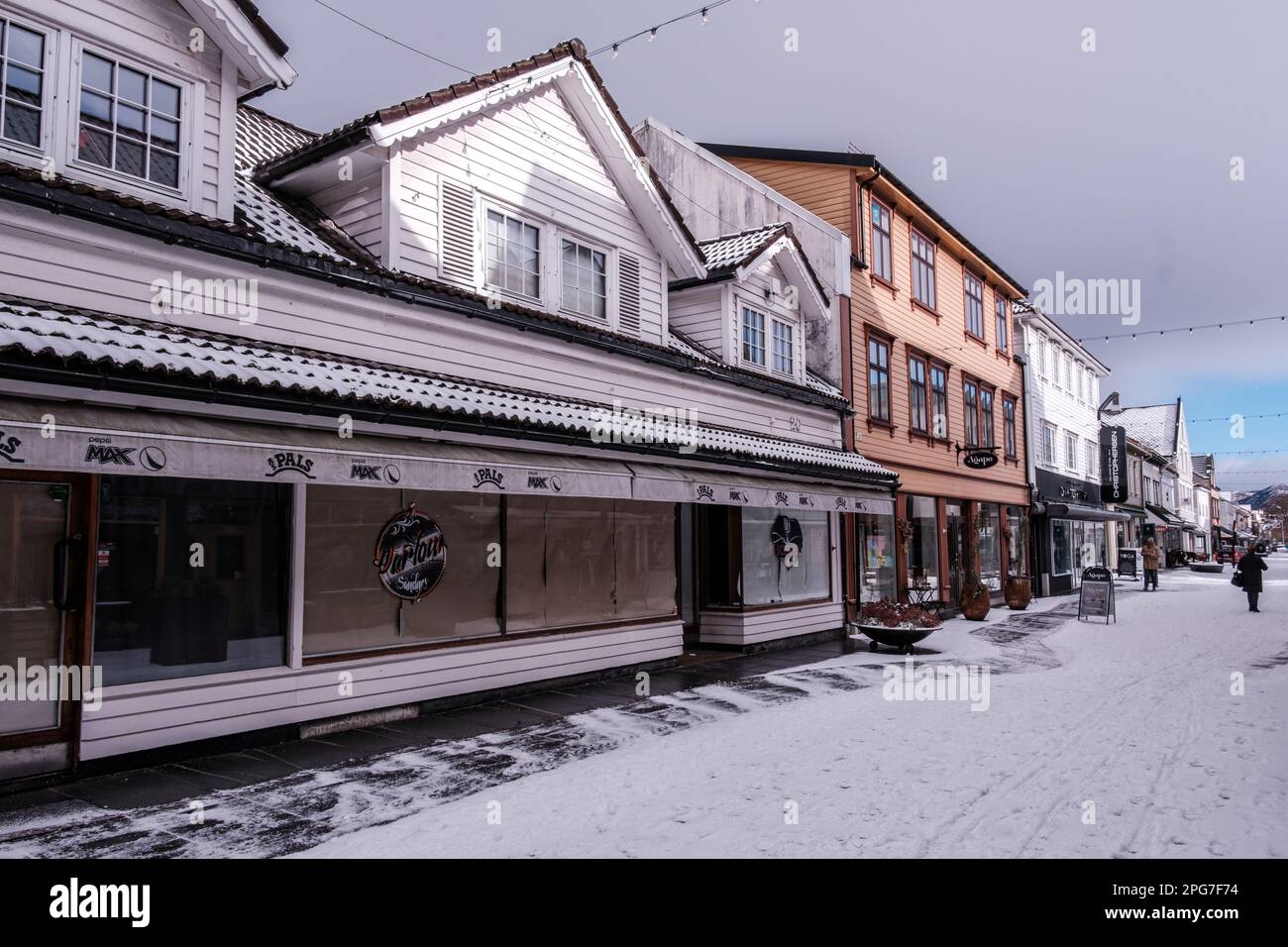 Sandnes, Norvegia, 11 2023 marzo, Langgata Sandnes High Street vecchi edifici tradizionali coperti di neve in Un freddo giorno d'inverno Foto Stock