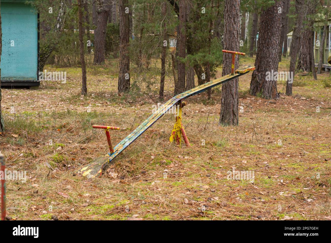 Un'altalena per bambini, vecchia e fatiscente, in una località di villeggiatura abbandonata e dimenticata nella foresta. Urbex. Foto Stock