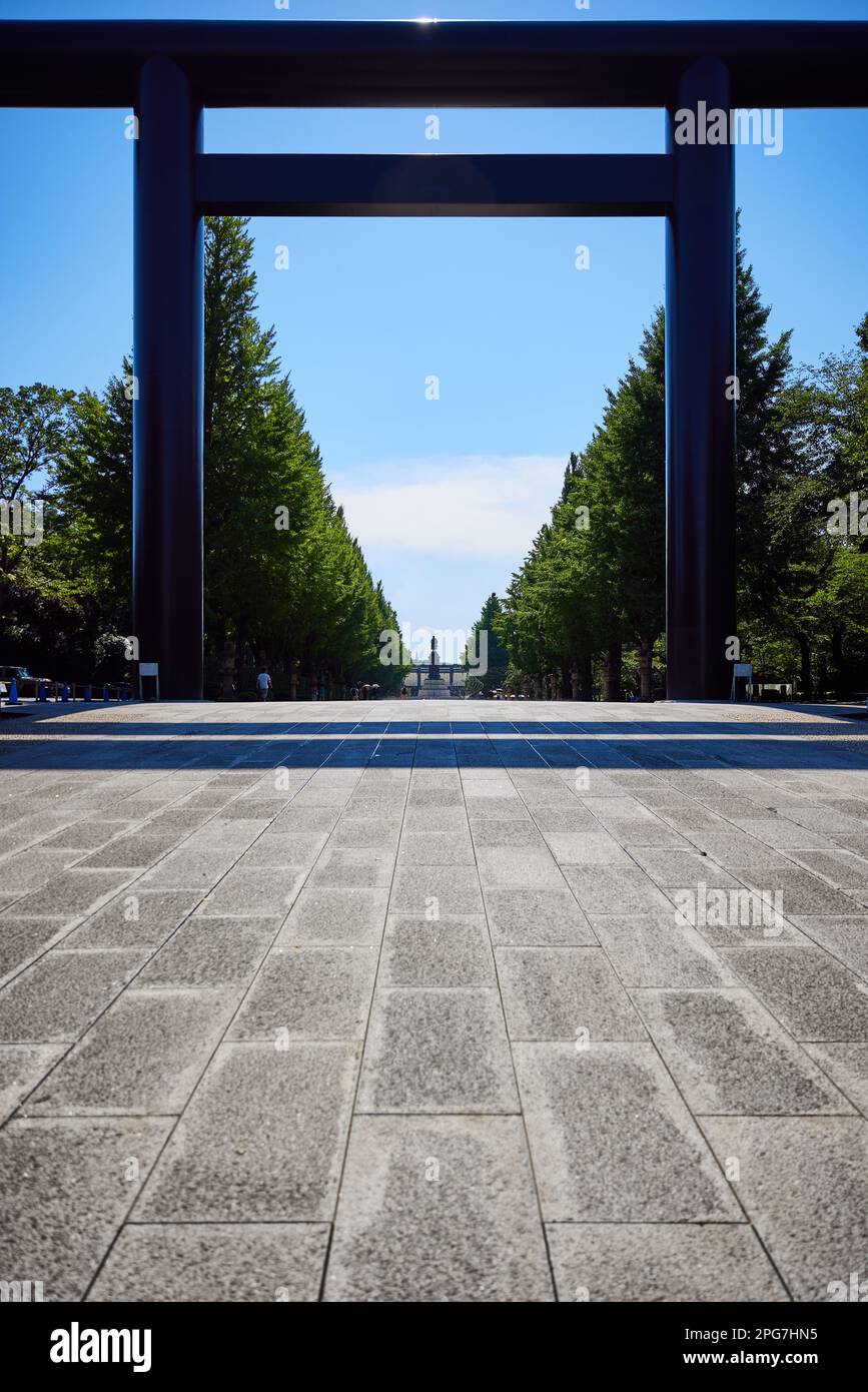 Daiichi Torii (primo Arco del Santuario Shinto) al Santuario di Yasukuni; Tokyo, Giappone Foto Stock