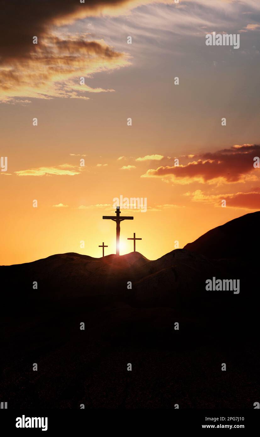 Settimana della passione croce su una collina che simboleggia il sacrificio, la sofferenza, la morte, la risurrezione e la passione di Gesù su uno sfondo luminoso al tramonto Foto Stock