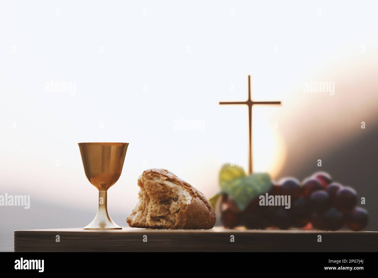 Comunione che simboleggia il sangue e la carne di Gesù Cristo ultima cena pane e vino, sfondo della bibbia e concetto della settimana della Passione Quaresima Foto Stock