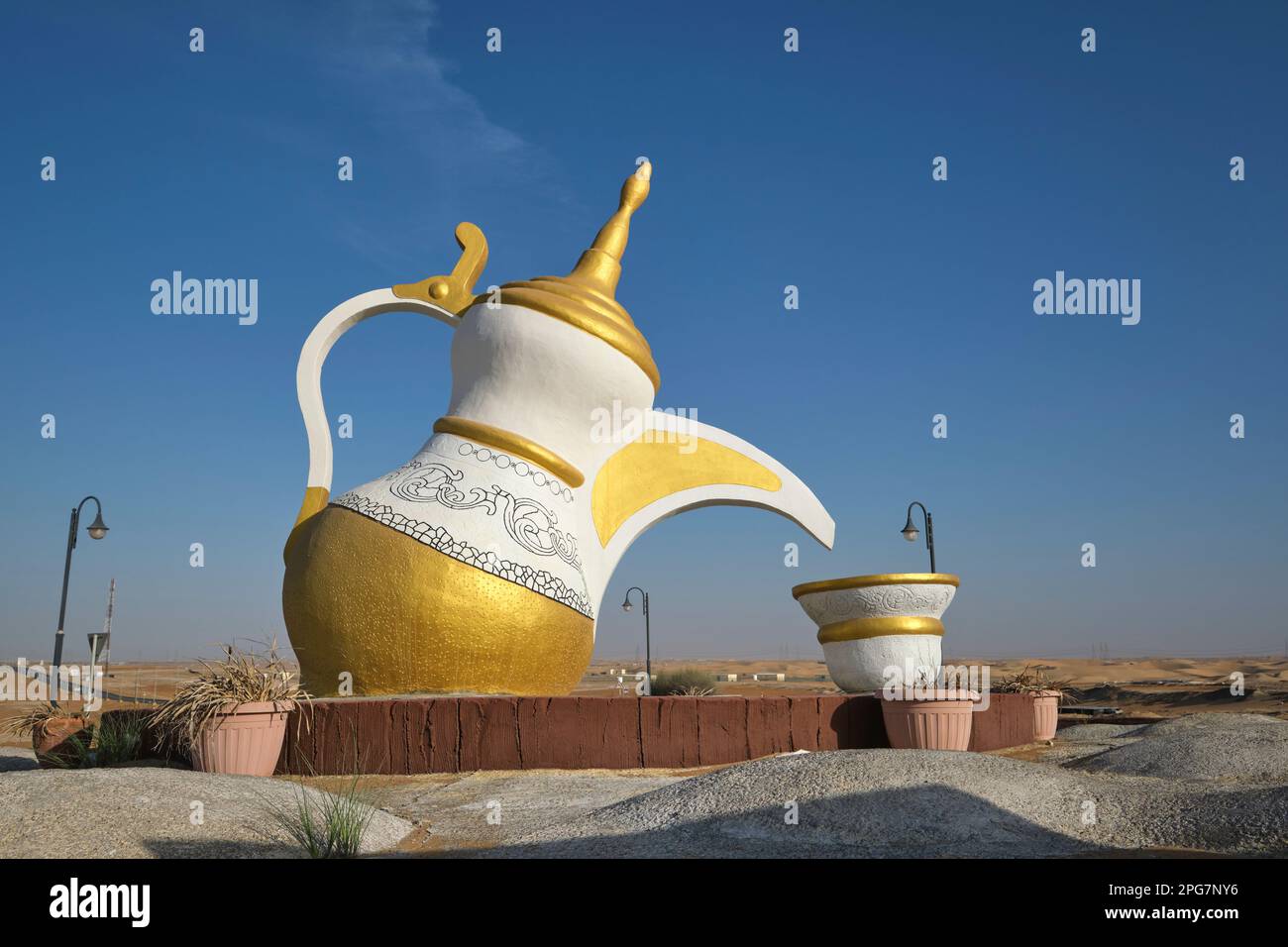 Una gigantesca scultura in cemento di un tè tradizionale, caffettiera e tazza nel mezzo di una rotonda stradale, rotante vicino a Zayed City. Vicino Abu Dhabi, Emirati Arabi Uniti Foto Stock