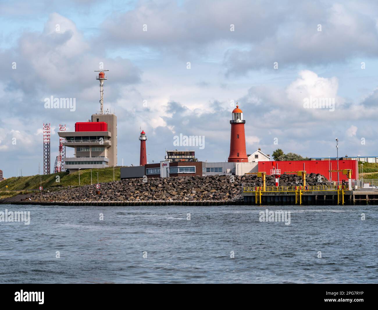 Ingresso al porto IJmuiden con torre di controllo del porto e due fari, costa del Mare del Nord Paesi Bassi Foto Stock