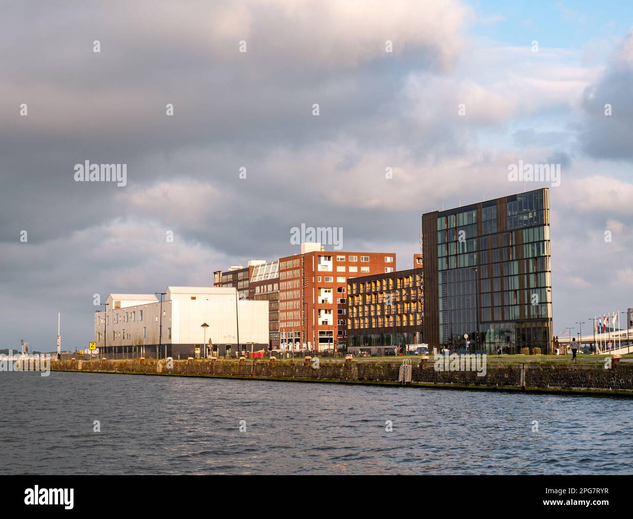 Hotel Jakarta ed edifici residenziali sulla penisola dell'Isola di Giava, nei docklands orientali di Amsterdam, Paesi Bassi Foto Stock