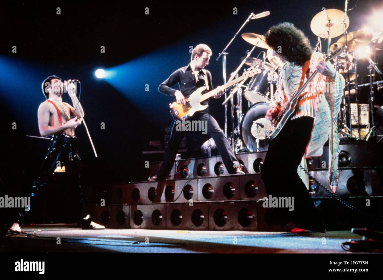 Queen Live sul palco L/R Freddie Mercury, John Deacon, Brian May Foto Stock