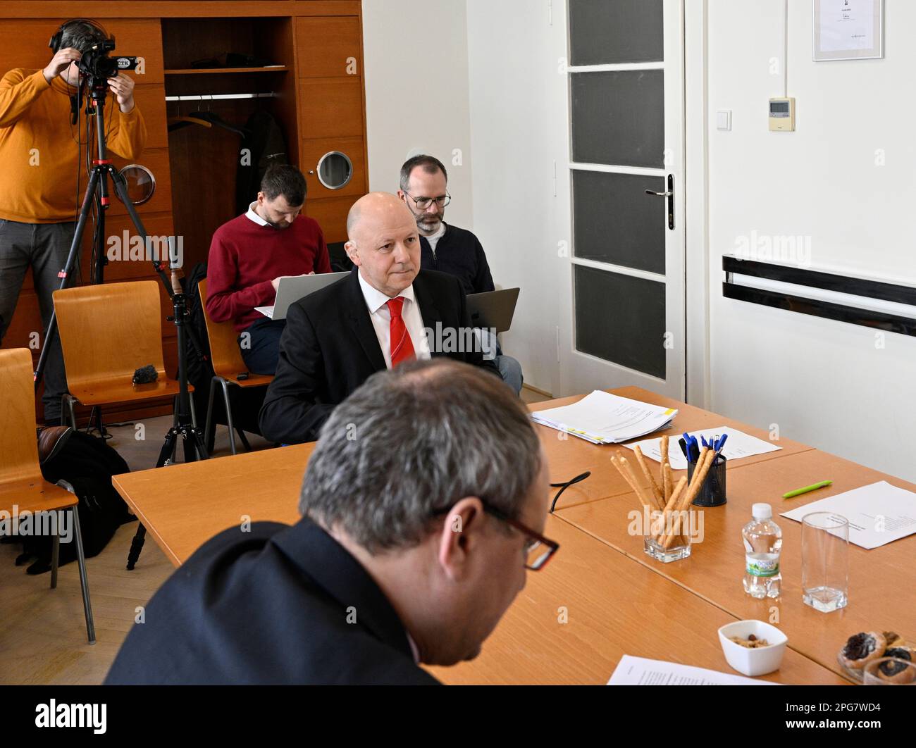 Praga, Repubblica Ceca. 21st Mar, 2023. Audizione pubblica dei candidati per la carica di direttore generale della CTK. Consiglio CTK che probabilmente voterà successivamente. Candidato Jaroslav Kabele (centro) durante l'audizione pubblica a Praga, Repubblica Ceca, 21 marzo 2023. Credit: Michal Krumphanzl/CTK Photo/Alamy Live News Foto Stock